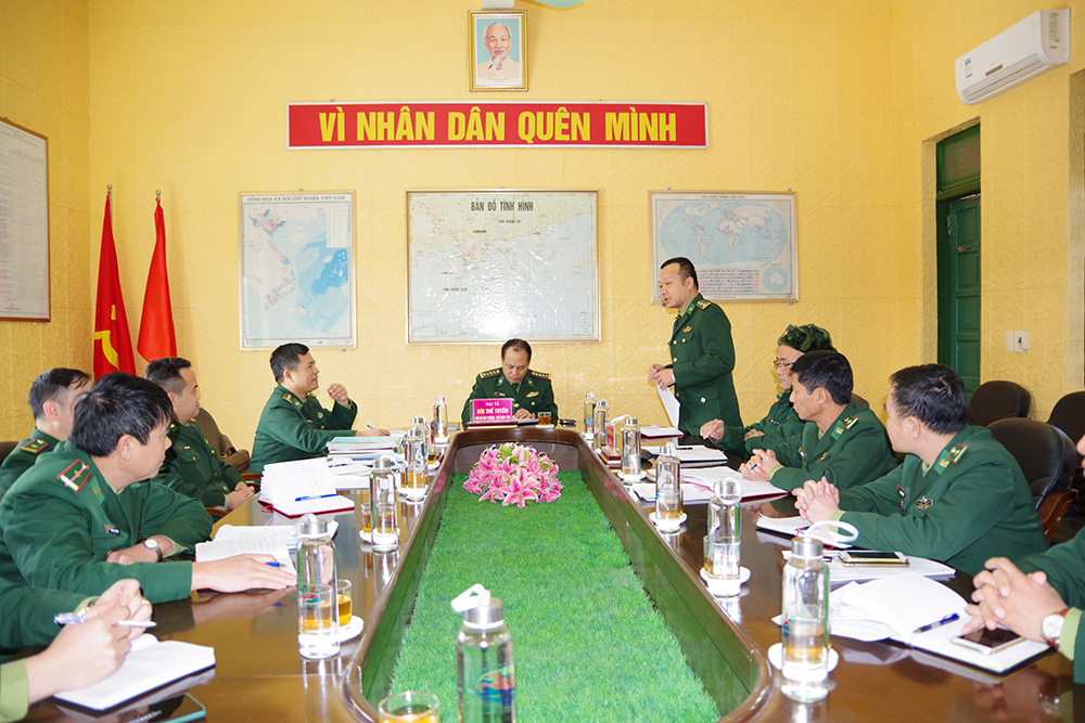 Đoàn công tác của Bộ Chỉ huy BĐBP tỉnh nắm tình hình bảo vệ biên giới dịp Tết của Đồn BP Trà Cổ