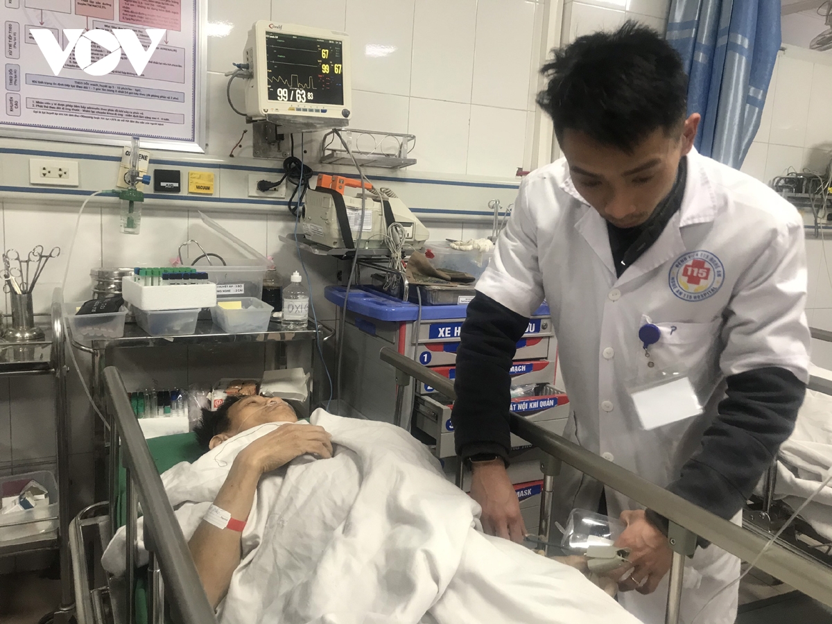 Một số công nhân bị thương được đưa đến Bệnh viện Đa khoa 115 Nghệ An cấp cứu.