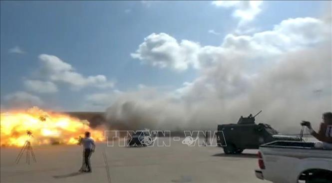 Chú thích ảnh Khói lửa bốc lên sau vụ nổ ở sân bay Aden (Yemen) ngày 30/12/2020. Ảnh: AFP/TTXVN