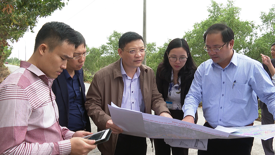 Đồng chí Nghiêm Xuân Cường, Bí thư Thành ủy Uông Bí biển tra hiện trạng mặt bằng dự án Tuyến đường ven sông.