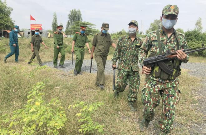 Lực lượng biên phòng, công an tuần tra khu vực biên giới ở xã Tân Hộ Cơ (huyện Tân Hồng, tỉnh Đồng Tháp). Ảnh: Đình Đình.