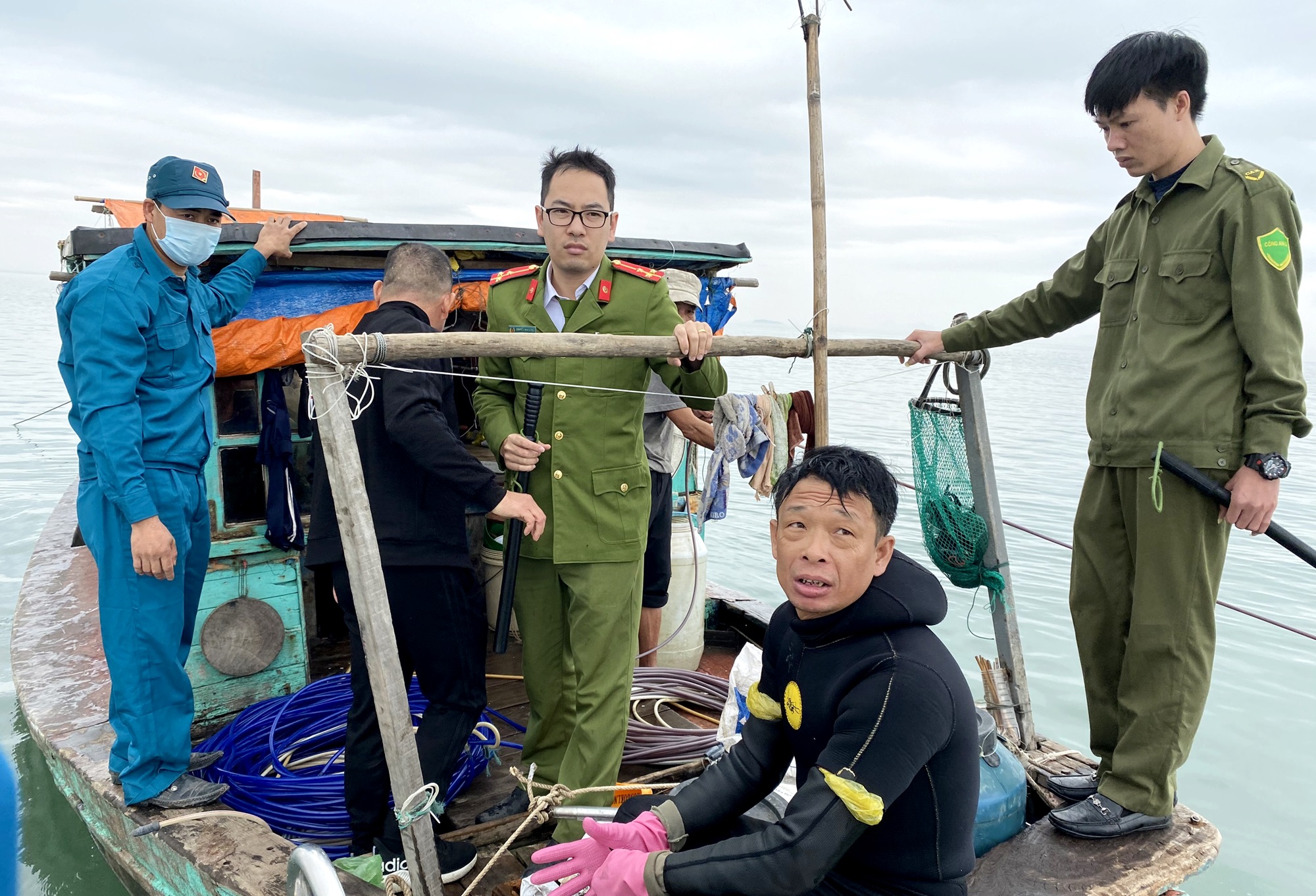 Công an xã Quảng Minh (huyện Hải Hà) phối hợp phát hiện, xử lý trường hợp khai thác hủy diệt nguồn lợi thủy sản trên địa bàn.