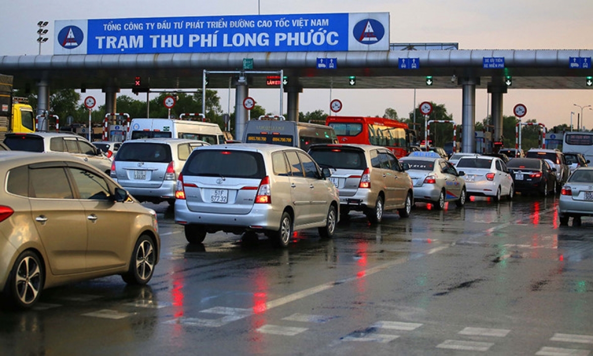 So với thu phí bằng tiền mặt thì thu phí tự động không dừng là hình thức thuận tiện hơn, tiết kiệm thời gian hơn, giảm được ùn tắc giao thông và đặc biệt là giúp minh bạch các khoản thu của dự án BOT. (Ảnh minh họa/KT).