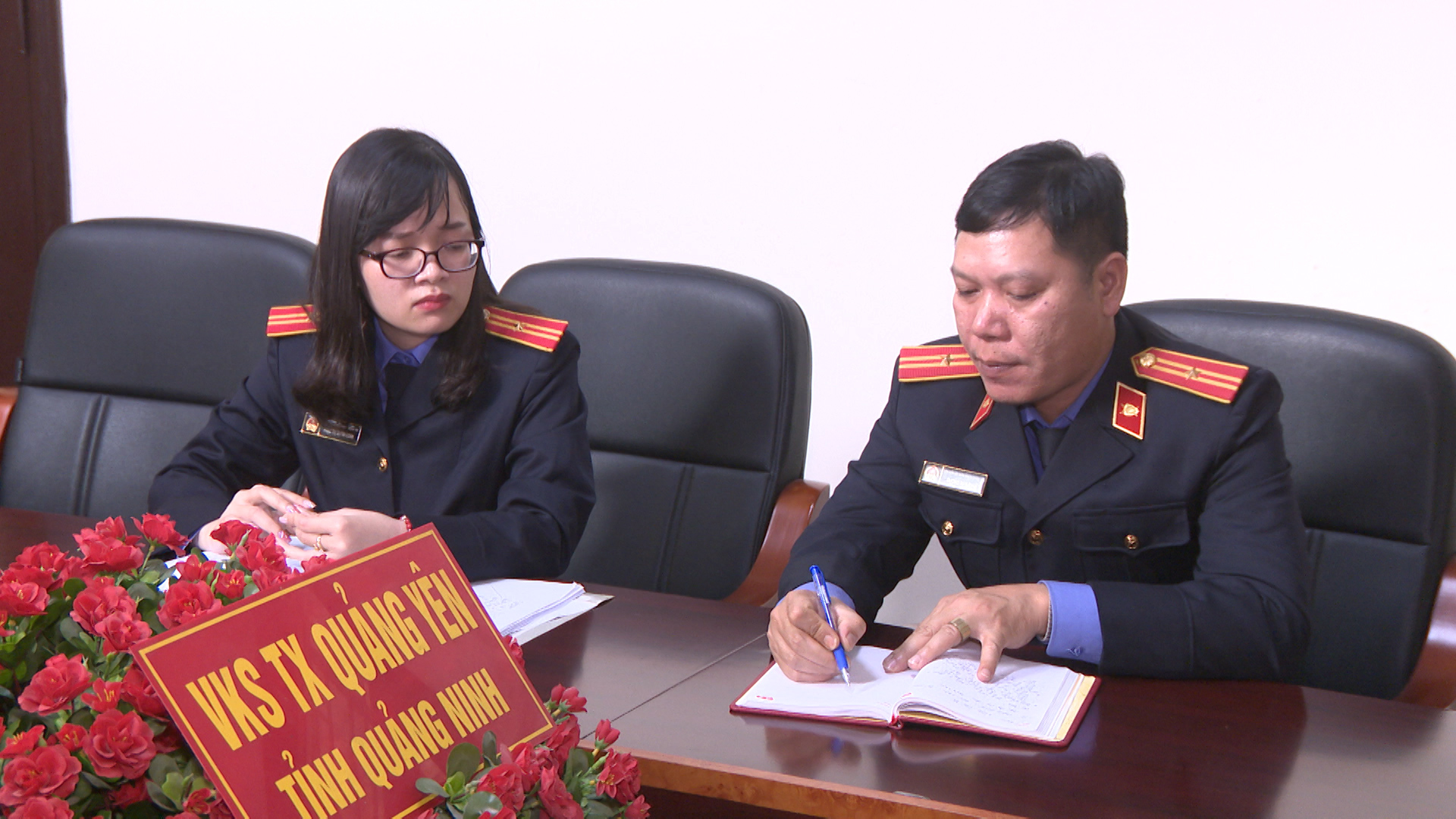 Chị Phạm Thị Quỳnh Loan, kiểm sát viên, Viện kiểm sát nhân dân TX Quảng Yên (bên trái) trao đổi chuyên môn với đồng nghiệp.