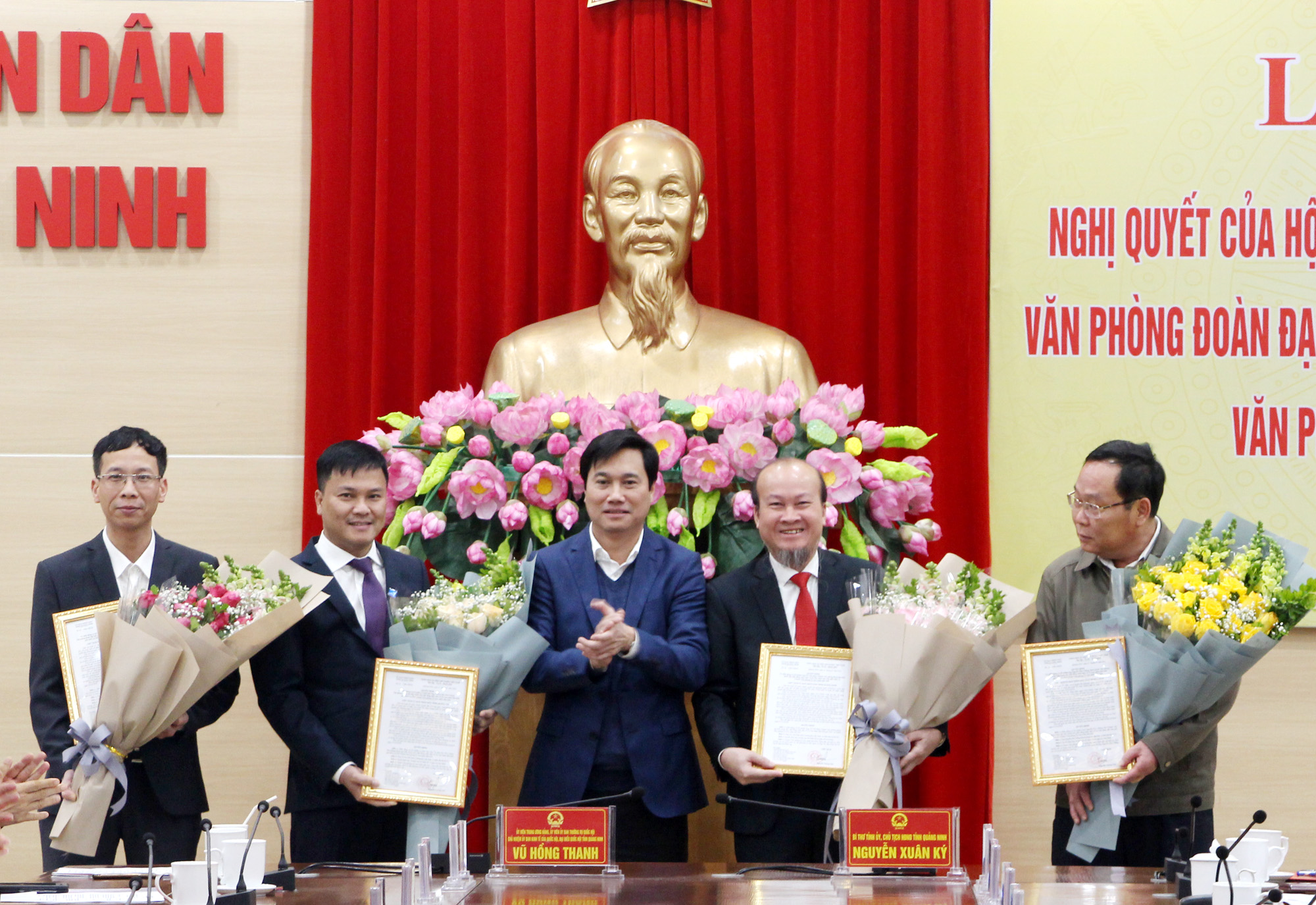 Đồng chí Nguyễn Tường Văn, Chủ tịch UBND tỉnh, trao các quyết định điều đồng, bổ nhiệm các đồng chí: 