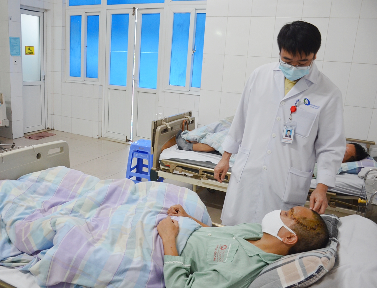 Bệnh nhân Lê Đức B. (phường Bãi Cháy, TP Hạ Long) điều trị tại Bệnh viện Bãi Cháy. (Ảnh: Nguyễn Hoa)