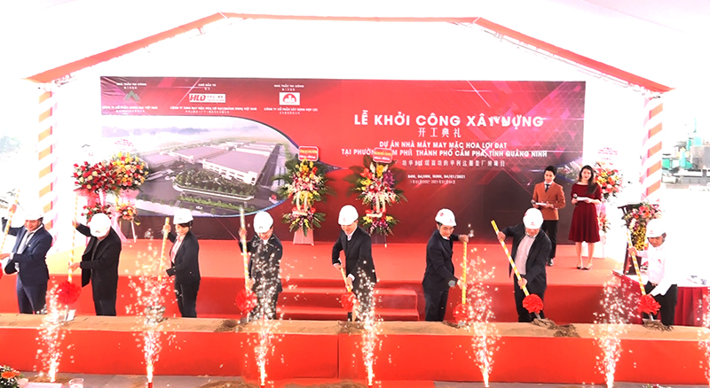 Các đồng chí lãnh đạo tỉnh, TP Cẩm Phả, Công ty TNHH mau mặc Hoa Lợi Đạt khởi công nhà máy
