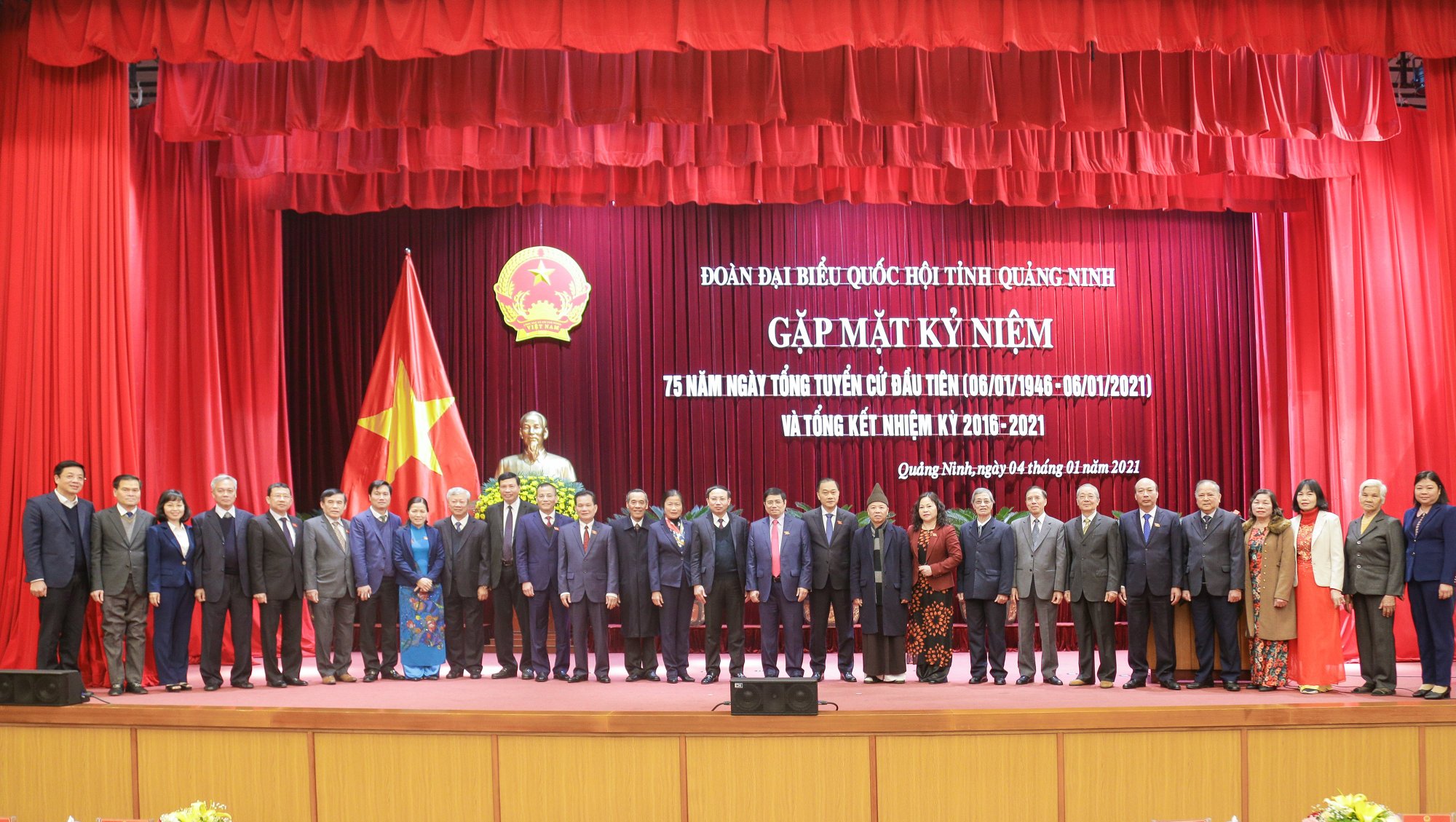 Các vị ĐQBH tỉnh Quảng Ninh qua các thời kỳ chụp ảnh lưu niệm cùng các đồng chí lãnh đạo tỉnh tại buổi lễ kỷ niệm.