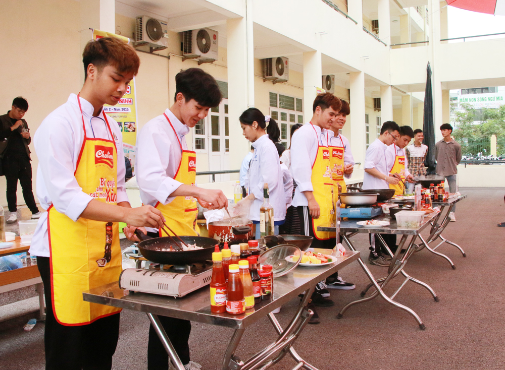 Sinh viên chuyên ngành Chế biến món ăn, khoa Du lịch, Trường Đại học Hạ Long thi nấu ăn tại hội thi 