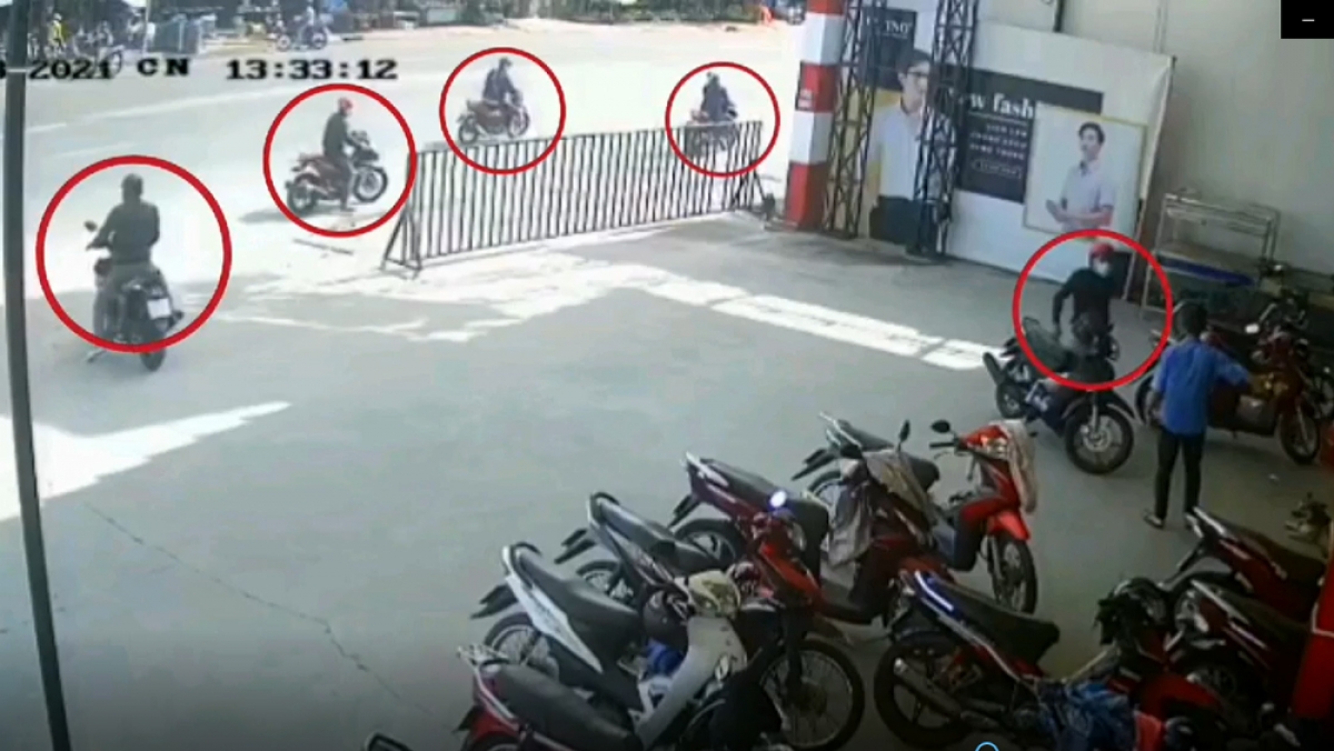 5 đối tượng cướp xe máy trước mặt bảo vệ
