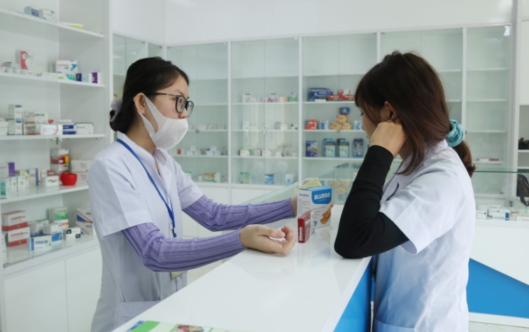 Sinh viên nghề dược Trường Cao đẳng Y tế Quảng Ninh thực hành làm việc tại quầy thuốc của nhà trường.