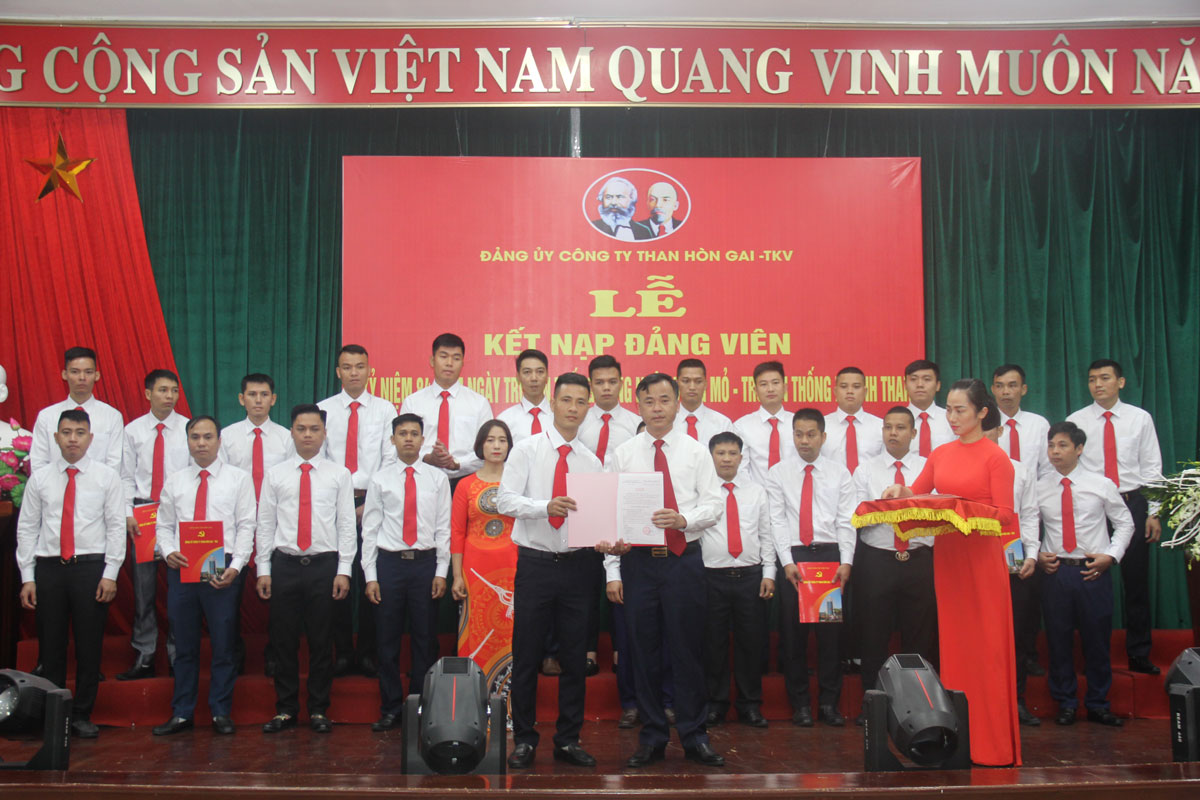 Đảng bộ Công ty Than Hòn Gai kết nạp 25 đảng viên mới nhân dịp kỷ niệm ngày Truyền thống công nhân vùng Mỏ - Truyền thống ngành Than 12/11
