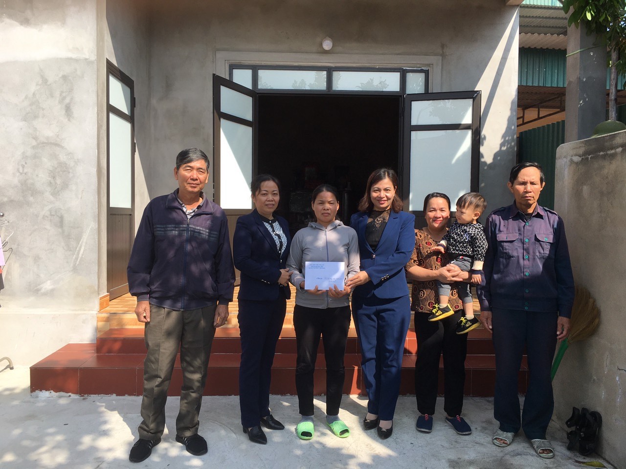 Lãnh đạo Hội LHPN TX Quảng Yên trao hỗ trợ xây nhà cho hộ nghèo tại phường Phong Cốc.