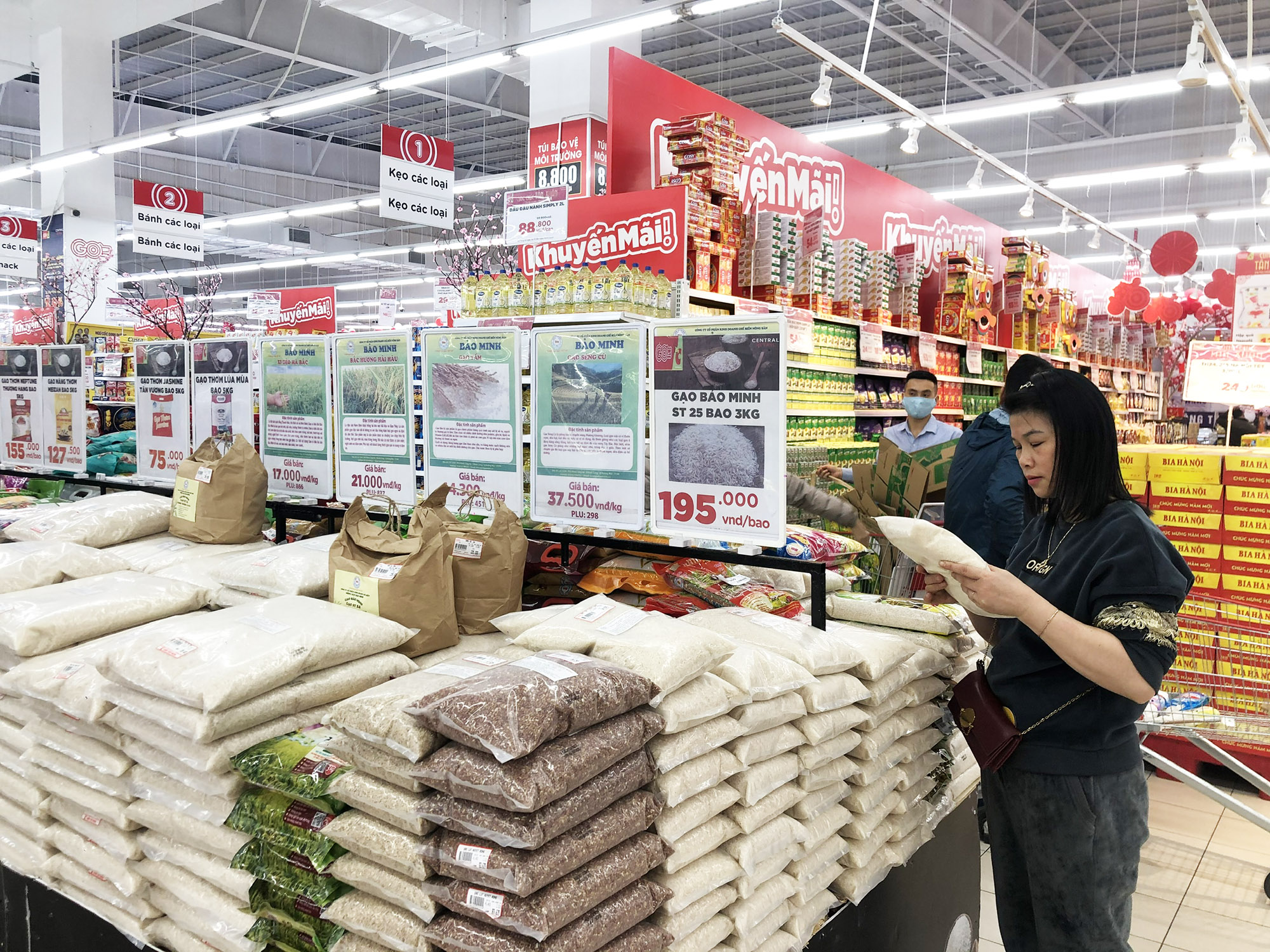 Nhiều sản phẩm lương thực, thực phẩm... đã được bày bán tại GO! Hạ Long nhằm đảm bảo nhu cầu về mua sắm hàng hóa cho người dân dịp Tết Nguyên đán 2021.