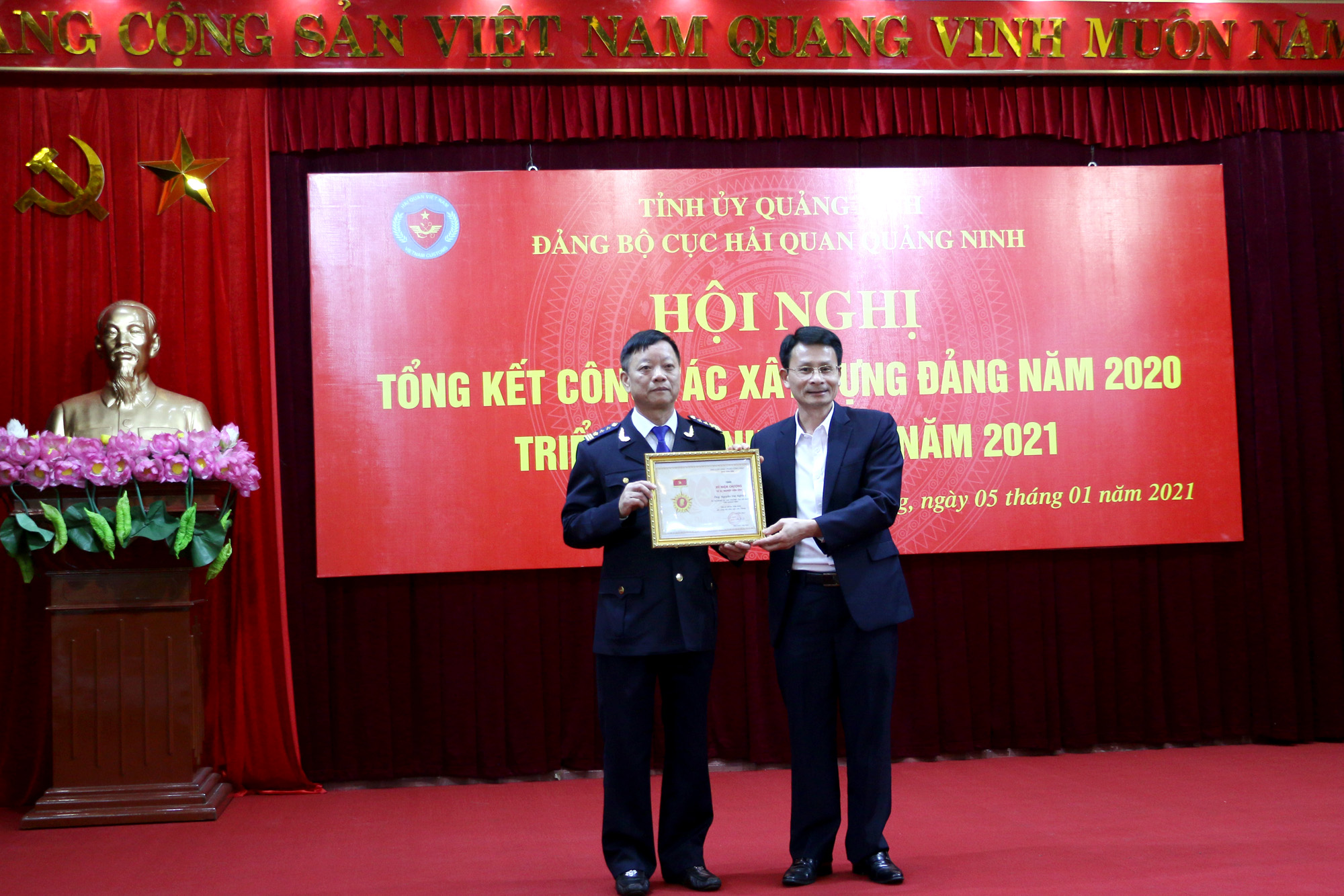 Ban Dân vận Trung ương tặng kỷ niệm chương cho đồng chí Nguyễn Văn Nghiên, Bí thư Đảng ủy, Cục trưởng Cục Hải quan Quảng Ninh.