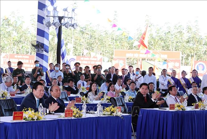  Thủ tướng Nguyễn Xuân Phúc cùng các đại biểu dự lễ khởi công. Ảnh: Thống Nhất/TTXVN