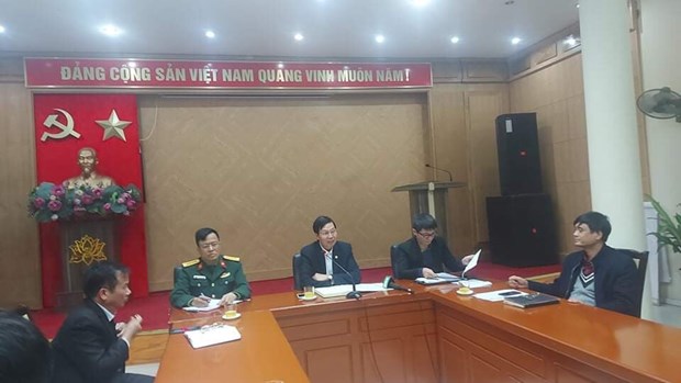 Phó giám đốc Sở Y tế Hà Nội Trần Văn Chung (ngồi giữa) thông tin về sự việc. (Ảnh: PV/Vietnam+)