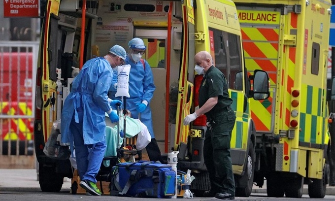 Nhân viên y tế di chuyển một bệnh nhân nghi nhiễm Covid-19 tại London, Anh, hồi tháng trước. Ảnh: Reuters.
