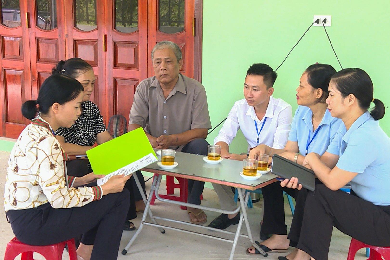 Cán bộ MTTQ phường Hoàng Bồ nắm tình hình hộ dân gặp khó khăn do dịch covid trên địa bàn