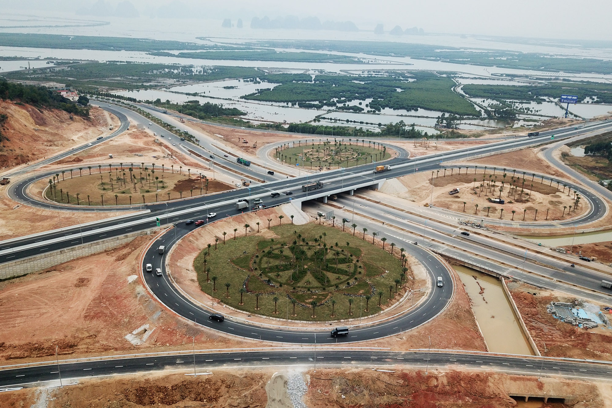 Núi giao Minh Khai giữa 2 tuyến cao tốc Hạ Long - Hải Phòng và Hạ Long - Vân Đồn với QL18 dự kiến hoàn thành vào đầu tháng 1/2021.