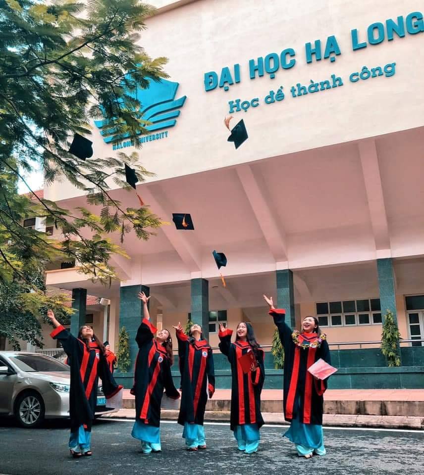 Sinh viên Trường Đại học Hạ Long vui mừng trong ngày tốt nghiệp.