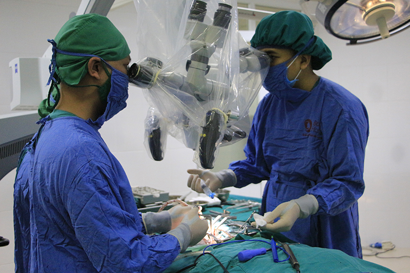 Sử dụng kính vi phẫu phẫu thuật u tủy sống tại Bệnh viện Bãi Cháy