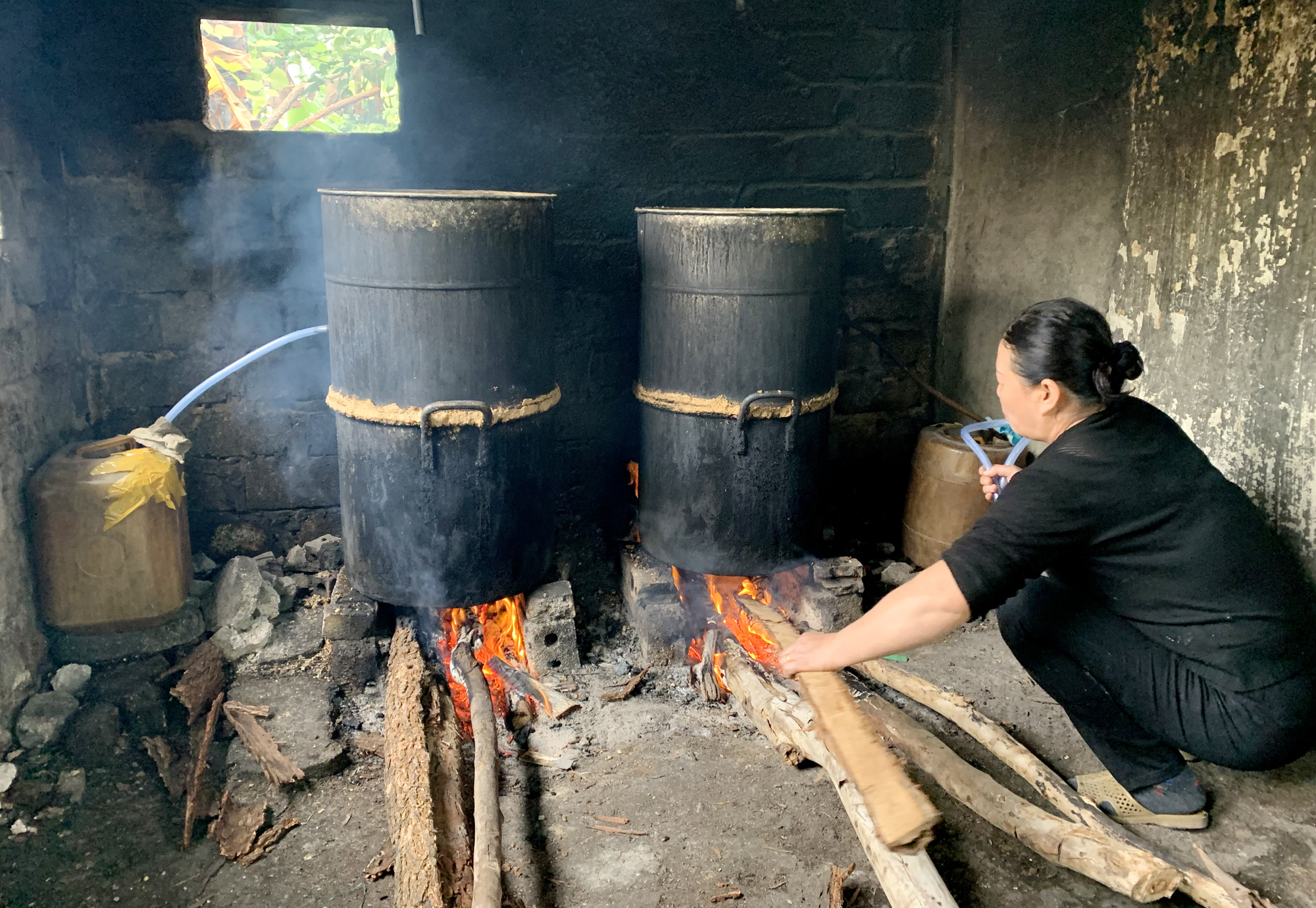 Sản xuất rượu thủ công của hộ gia đình bà Nguyễn Thị Nhung, thôn Khe Ngái (xã Đoàn Kết, huyện Vân Đồn).