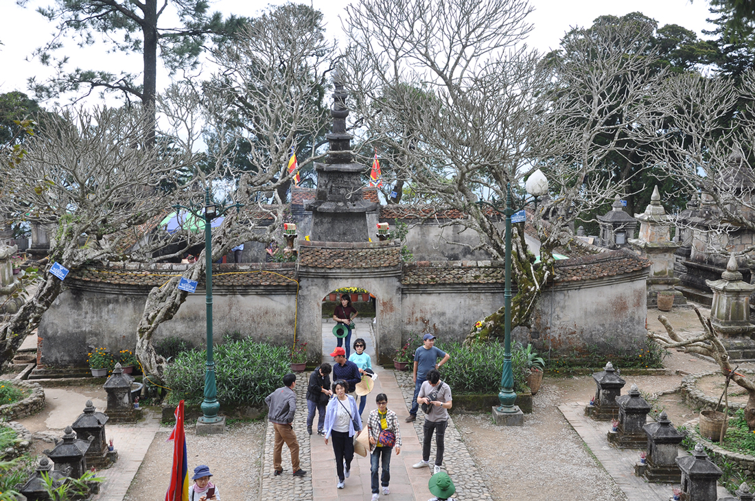 Tháp Huệ Quang nằm giữa khu vườn tháp Yên Tử.