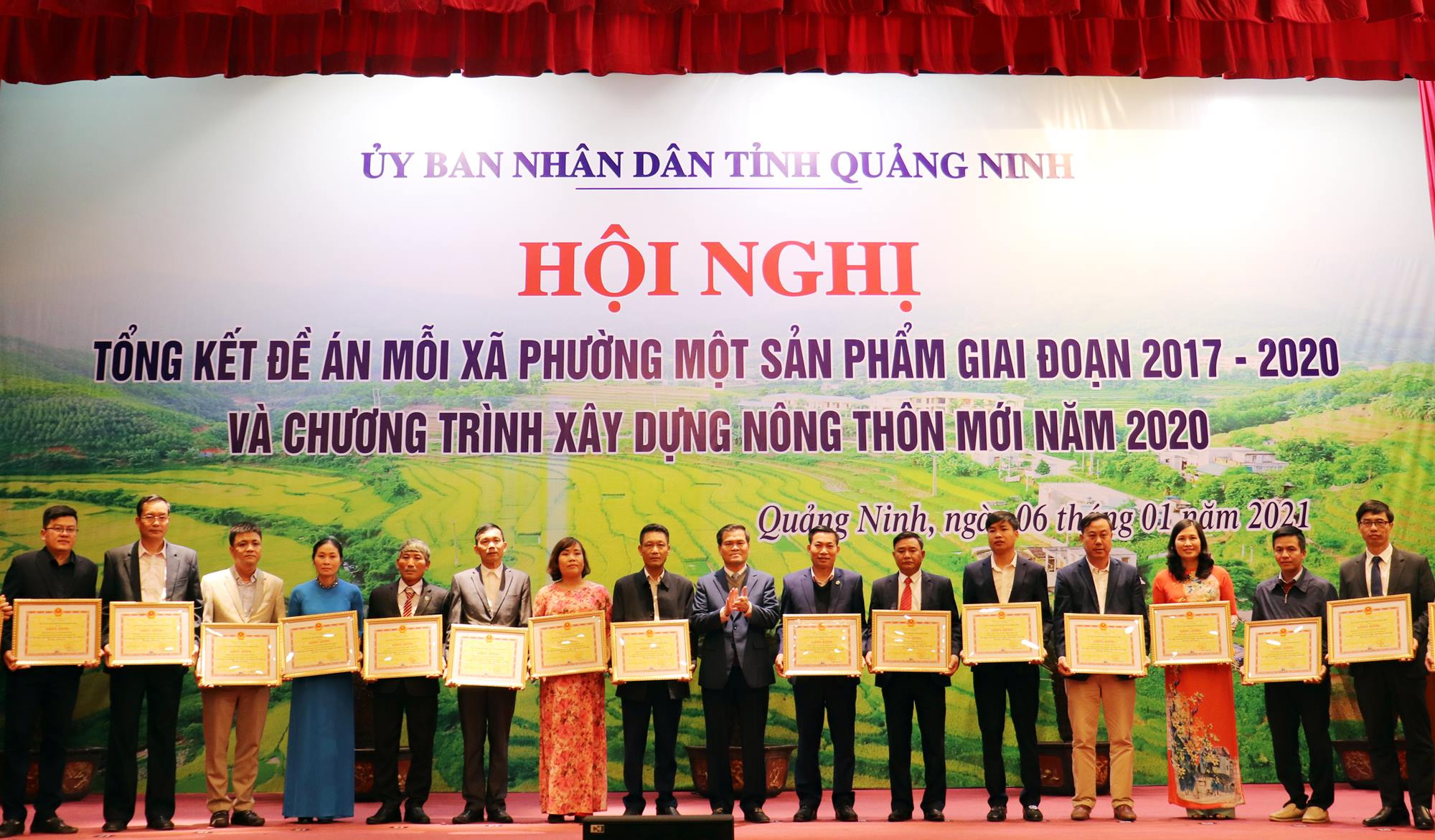 Đồng chí Bùi Văn Khắng, Phó Chủ tịch UBND tỉnh trao tặng cho các tác giả đạt giải cuộc thi Ảnh đẹp và câu chuyện về sản phẩm OCOP. 
