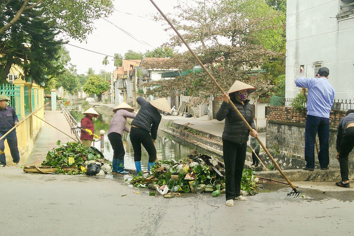 Nhân dân khu phố 3, phường Phong Cốc, TX Quảng Yên, dọn vệ sinh tuyến mương thoát nước của khu phố.