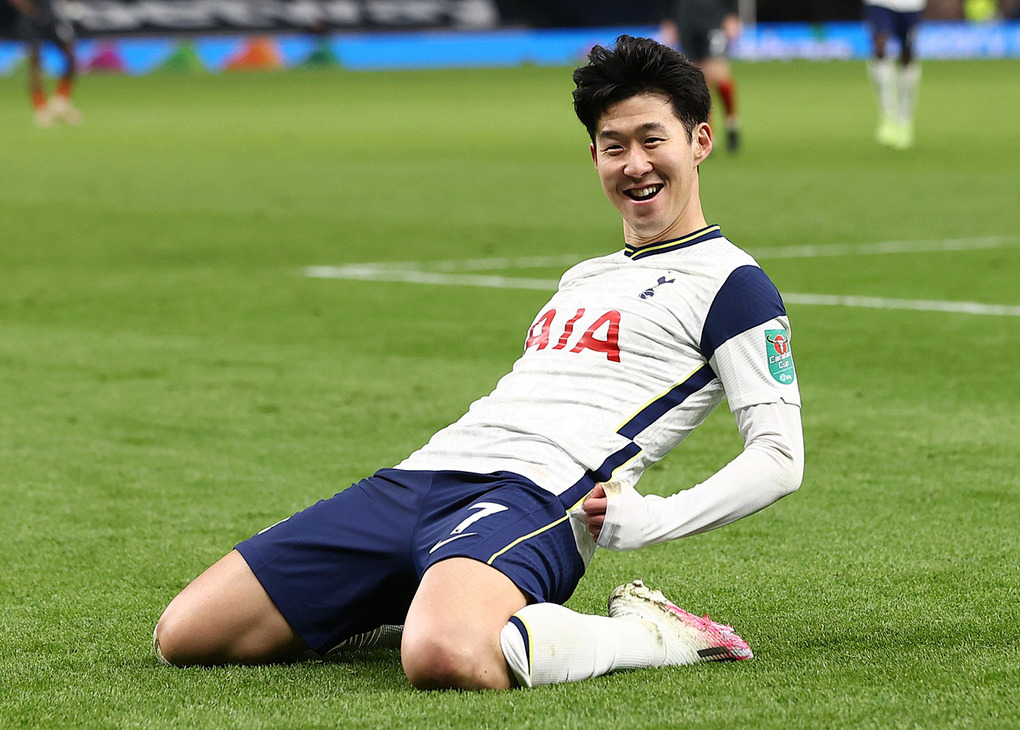 Son Heung-min mừng bàn thắng ấn định thắng lợi 2-0 trước Brentford ở bán kết Cup Liên đoàn Anh tối 5/1. Ảnh: Reuters