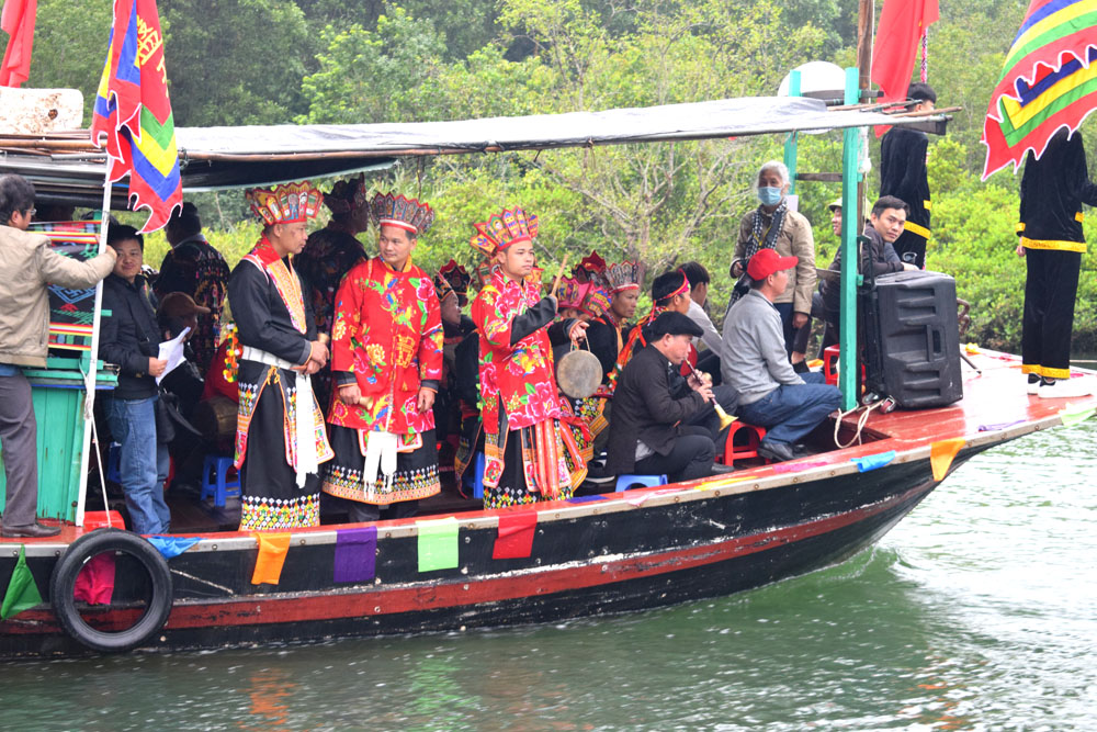 Hành trình vượt biển tìm vùng đất mới của người Dao ở Ba Chẽ được tái hiện trong Lễ hội Bàn Vương năm 2020.