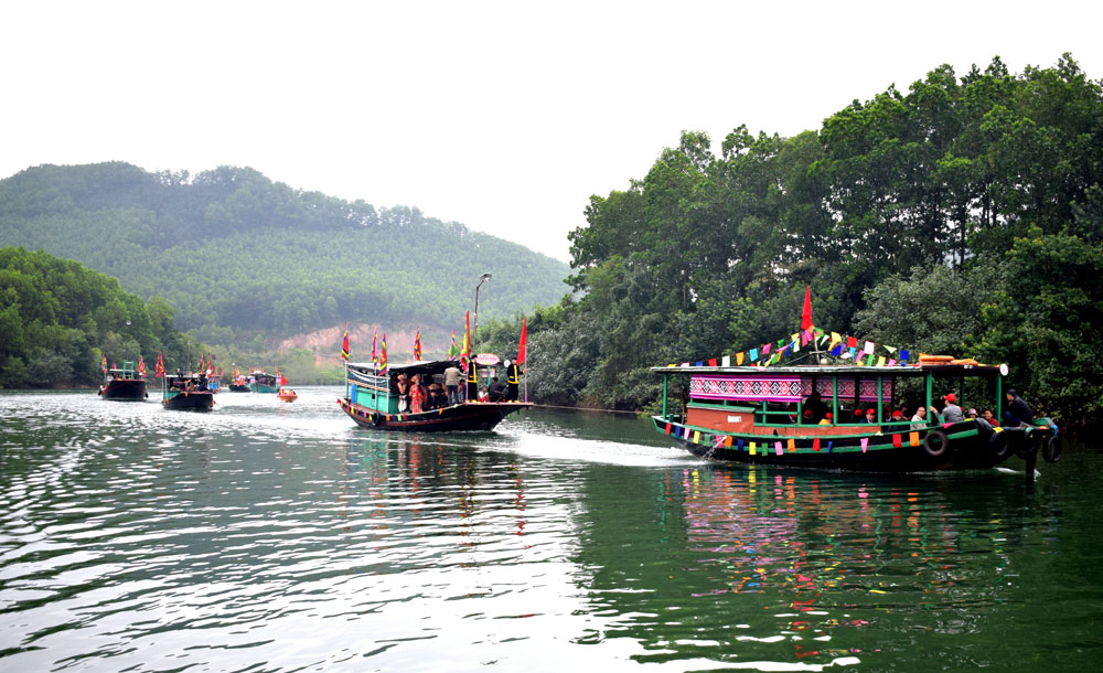 Hành trình vượt biển của người Dao đi tìm vùng đất mới được tái hiện trên sông Ba Chẽ.