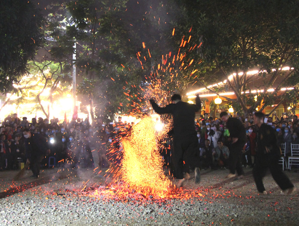 Nghi lễ nhảy lửa - một hoạt động độc đáo của người Dao được thể hiện tại lễ Bàn Vương.