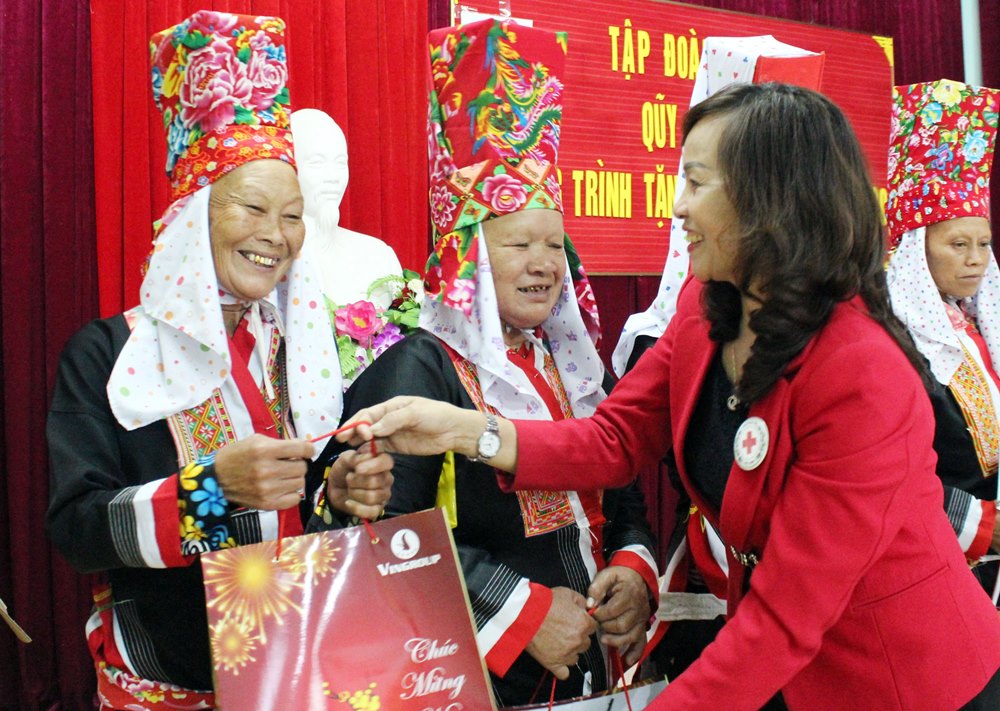 Bà Phí Thị Chỉ, Phó Chủ tịch Hội CTĐ tỉnh trao tặng quà Tết cho hộ đồng bào khó khăn xã Quảng Lâm (huyện Đầm Hà) năm 2020.