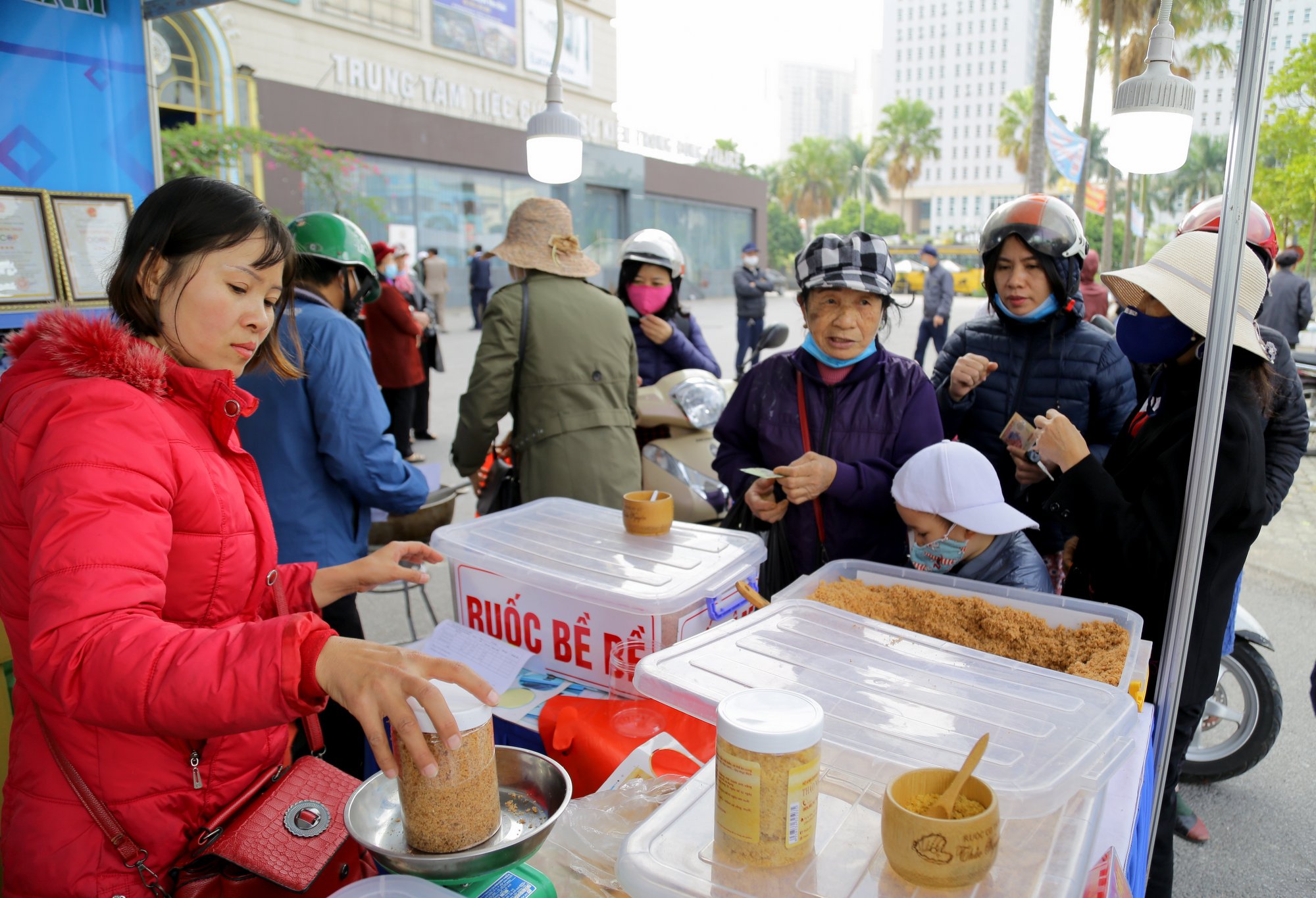 Người dân thủ đô xếp hàng để mua sản phẩm ruốc hải sản của Quảng Ninh.