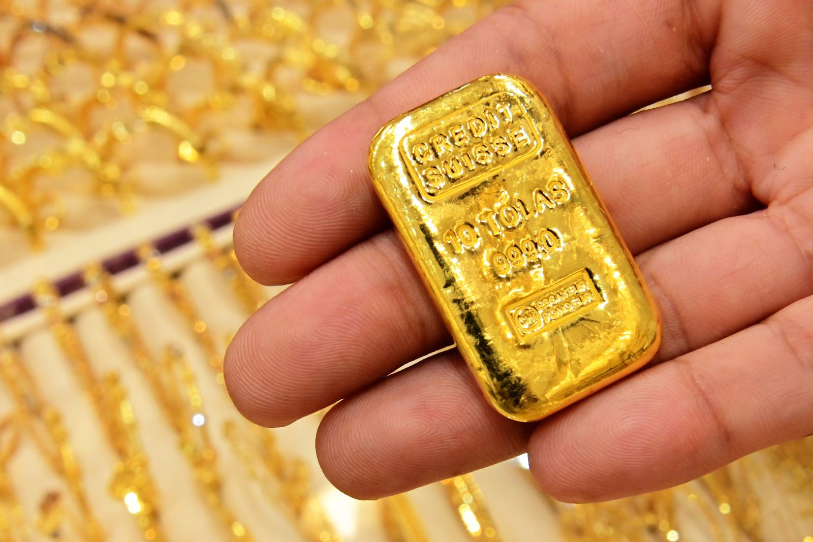 Vàng miếng được bán tại cửa hàng ở Dubai, Các tiểu vương quốc Arab thống nhất (UAE). Ảnh: AFP/TTXVN