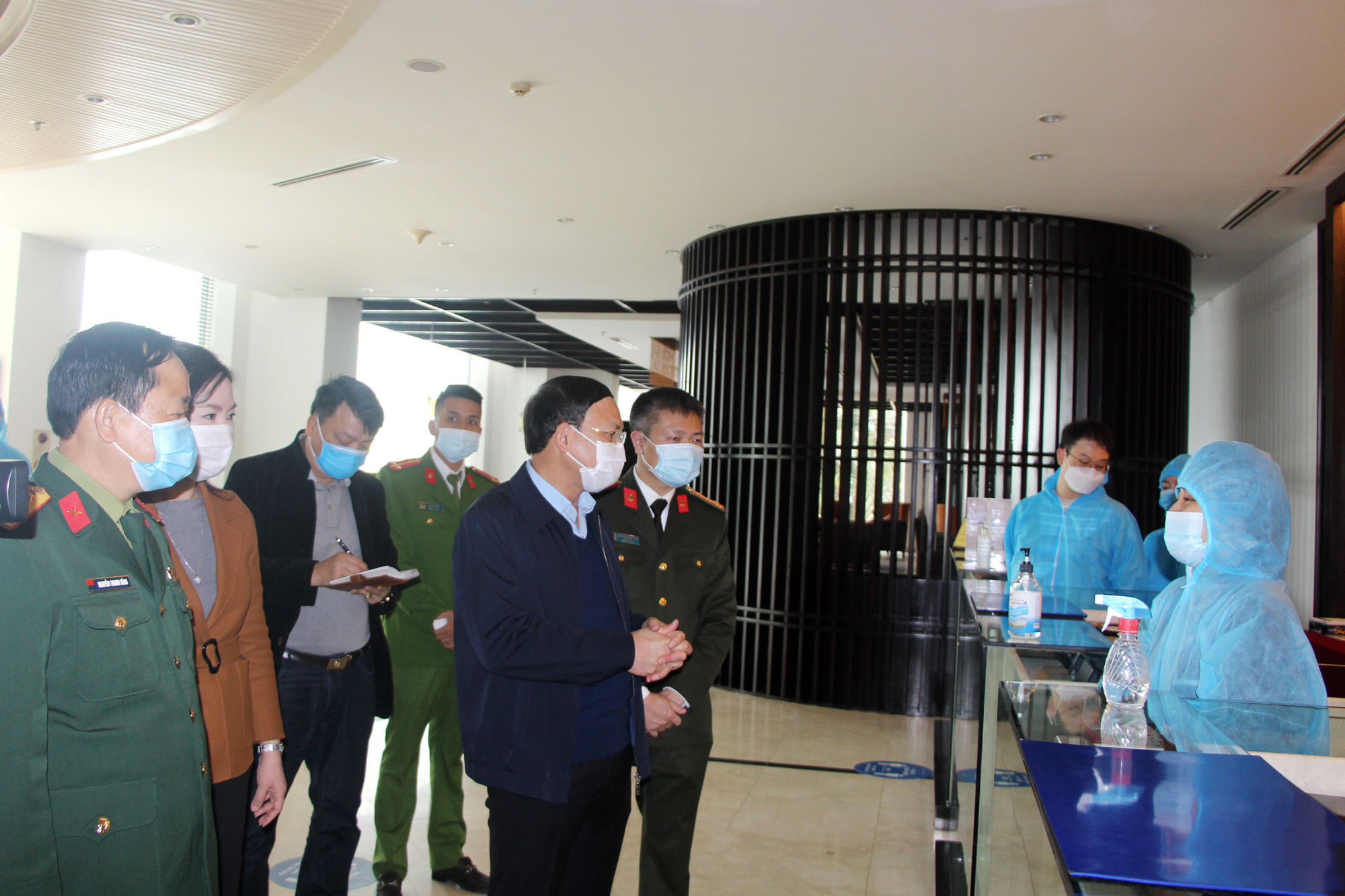 Đồng chí Nguyễn Xuân Ký, Bí thư Tỉnh ủy, Chủ tịch HĐND tỉnh, kiểm tra công tác phòng, chống dịch Covid-19 tại Khách sạn Novotel Hạ Long.