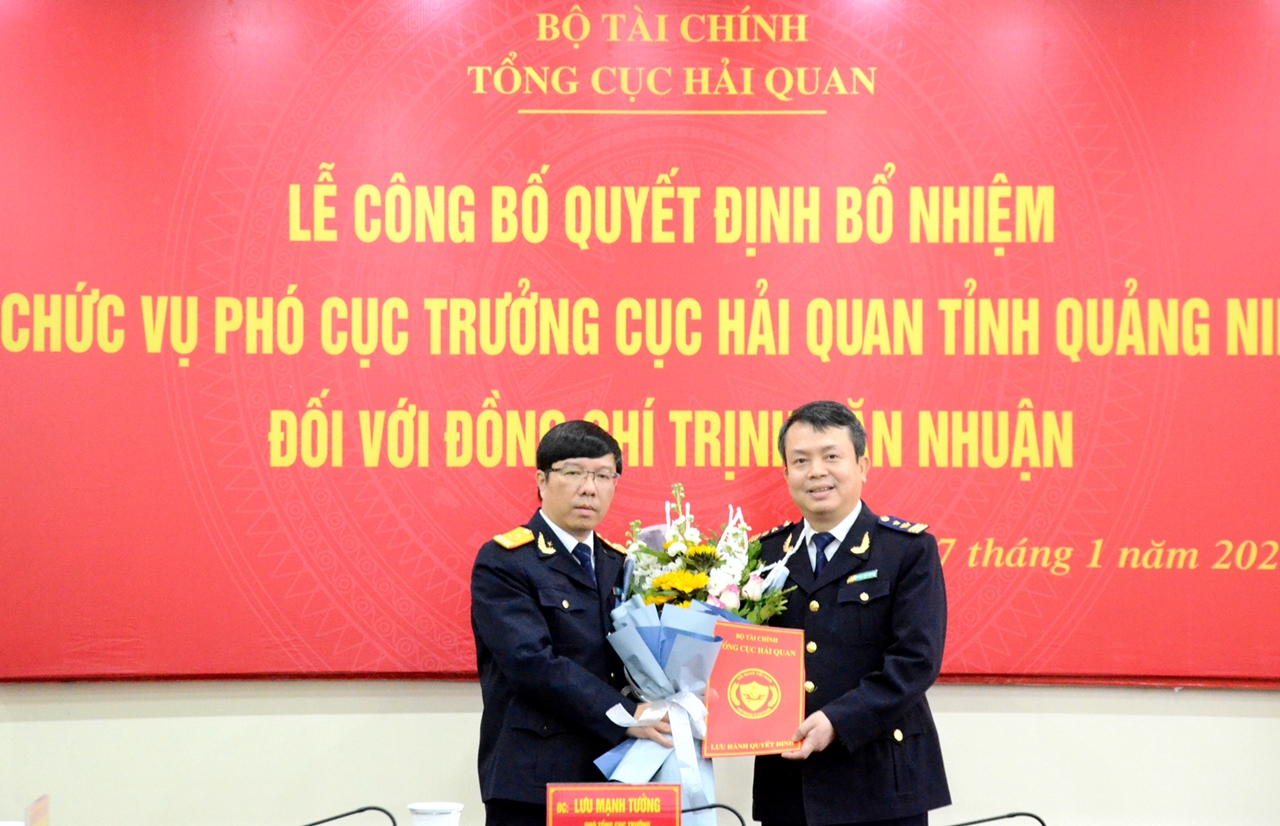 Phó Tổng cục trưởng Tổng cục Hải quan Nguyễn Công Bình tặng hoa chúc mừng và trao các Quyết định bổ nhiệm cho ông Nguyễn Văn Nghiên