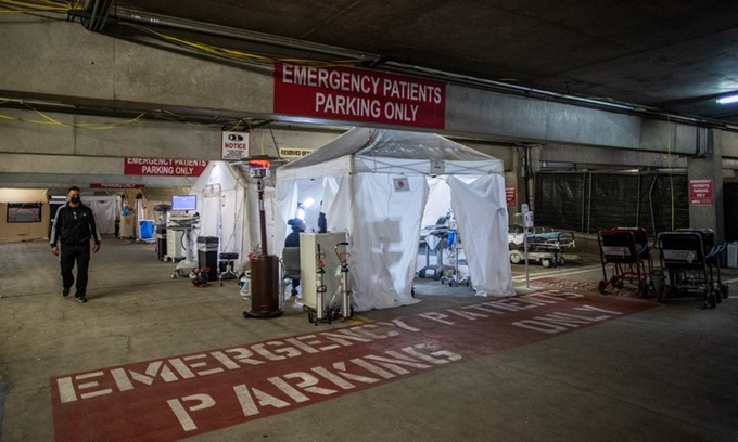 Một phòng cấp cứu tạm thời dành cho bệnh nhân Covid-19 được dựng lên ở tầng hầm đỗ xe một bệnh viện ở bang California, Mỹ hôm 3/1. Ảnh: AFP.