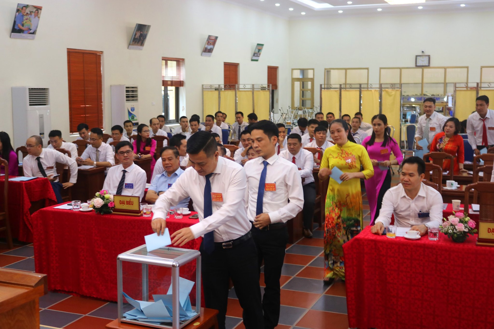 Đại biểu tham dự Đại hội lần thứ III Đảng bộ Công ty CP Gốm Đất Việt (TX Đông Triều) bỏ phiếu bầu Bí thư Đảng ủy 