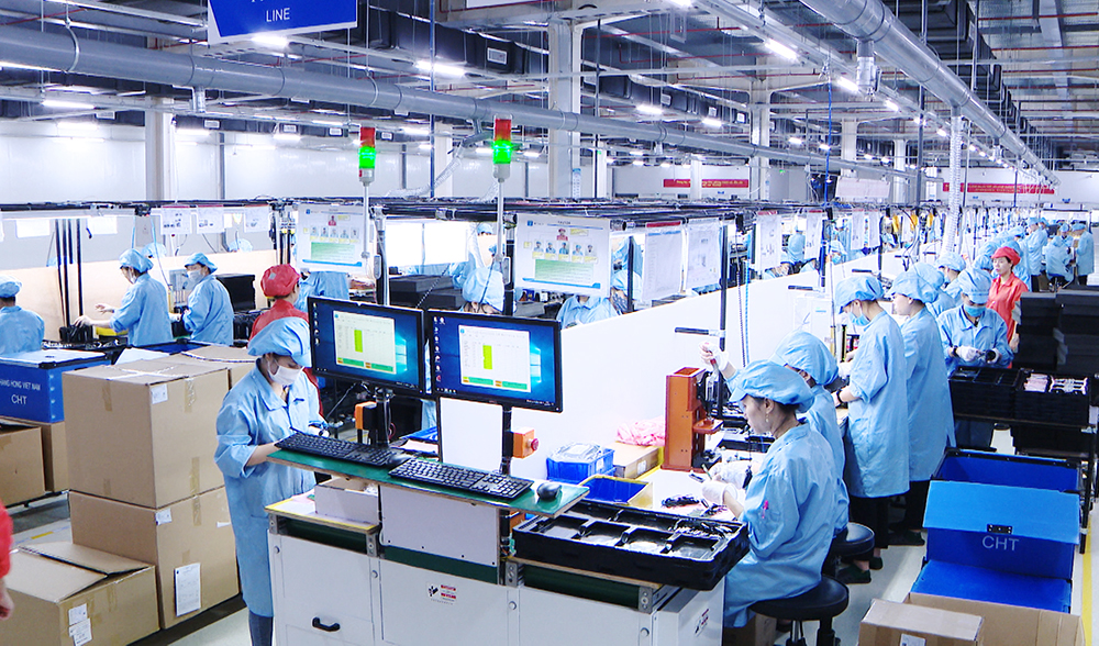 Sản xuất loa và tai nghe tại nhà máy của Công ty Tonly Technology Limited, KCN Đông Mai (TX Quảng Yên).