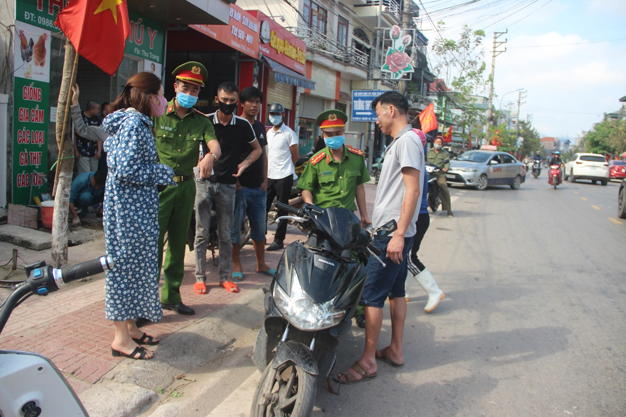Công an xã Đông Xá (huyện Vân Đồn) kịp thời giải quyết vụ va chạm giao thông trên địa bàn.