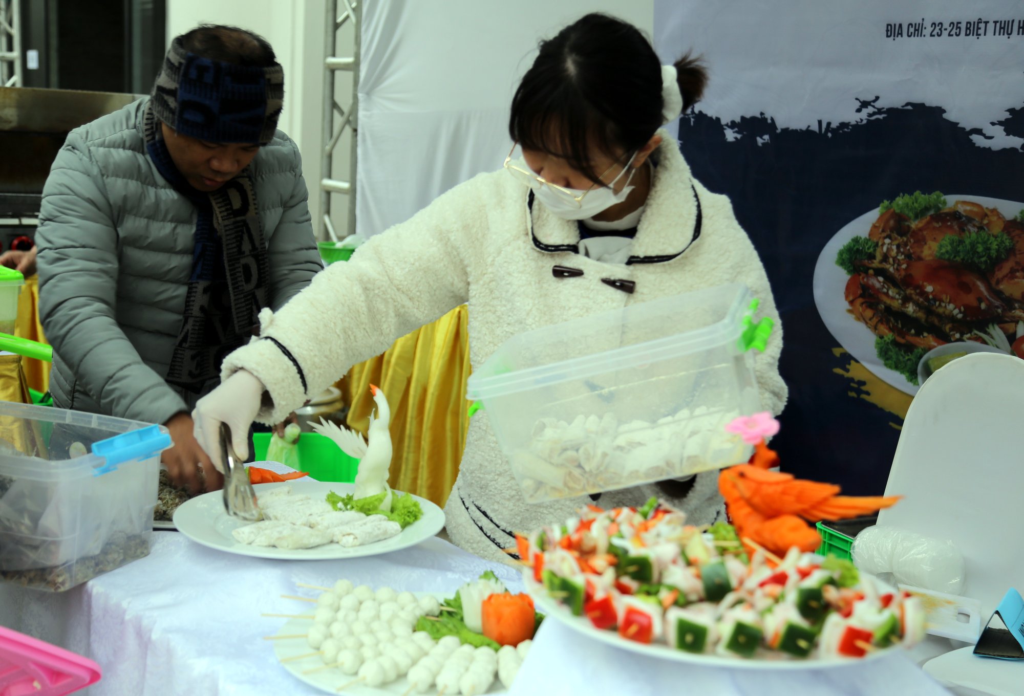 Đầu bếp của nhiều nhà hàng lớn trên địa bàn TP Hạ Long sắp xếp các món ăn vừa ngon miệng, vừa đẹp mắt để giới thiệu tinh hoa ẩm thực Quảng Ninh tới du khách.