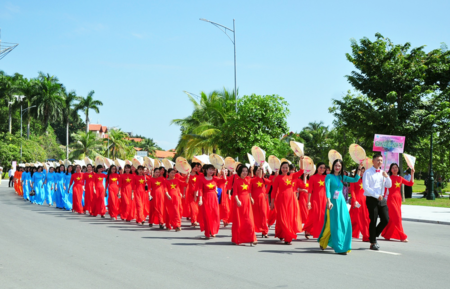 2.000 phụ nữ Hạ Long tham gia trình diễn áo dài trong Chương trình 