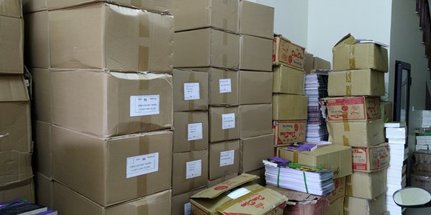 Hàng chục thùng sách lậu bị niêm phong chờ xử lý. (Ảnh: Minh Thu/Vietnam+)