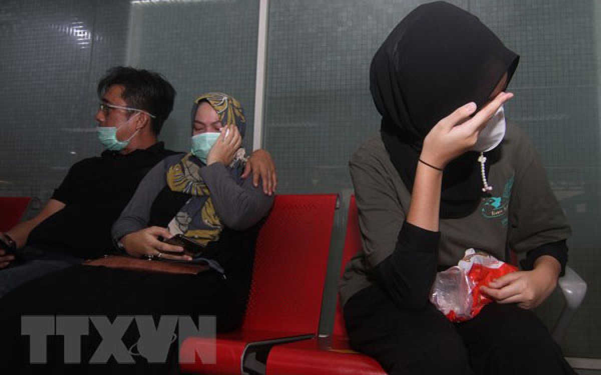 Thân nhân của các hành khách trên máy bay mang số hiệu SJ182 của hãng hàng không Sriwijaya Air chờ đợi tin tức về người thân sau khi chiếc máy bay bị mất liên lạc, tại sân bay Supadio ở Pontianak trên đảo Borneo, Indonesia, ngày 9/1/2021. (Ảnh: AFP/TTXVN)