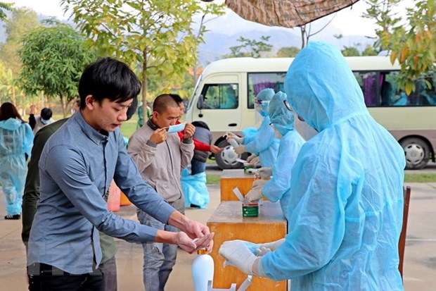 Công dân Việt Nam nhập cảnh rửa tay sát khuẩn tại khu cách ly tập trung. (Ảnh: Thanh Hải/TTXVN)