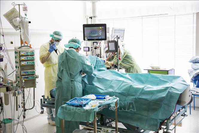 Chú thích ảnh Nhân viên y tế điều trị cho bệnh nhân COVID-19 tại bệnh viện ở Copenhagen, Đan Mạch, tháng 5/2020. Ảnh: AFP/TTXVN