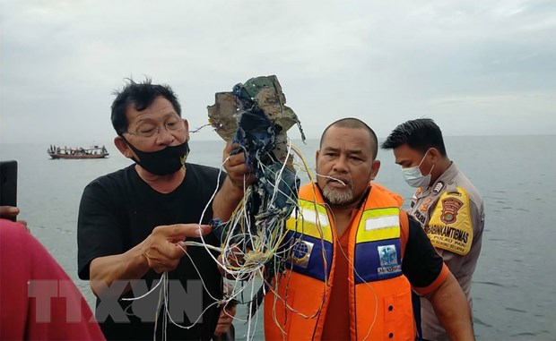 Những vật thể được cho là thiết bị và đồ dùng của hành khách trên máy bay mất liên lạc thuộc Hãng hàng không Sriwijaya Air, Indonesia. (Ảnh: Twitter/TTXVN)